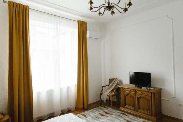 Апартаменты Sunny apartments in the center of Chernivtsi Черновцы-5